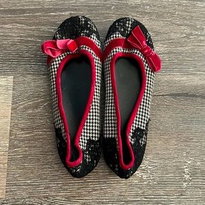 Black and red tweed lace flats in size 8